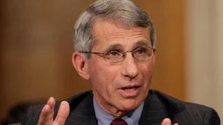 Fauci rebaja la alarma sobre Omicron ante datos preliminares