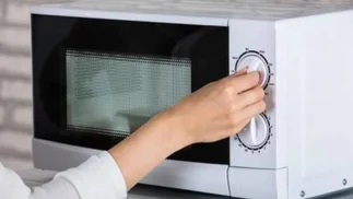 Cuál es el peligroso error al calentar agua en el microondas