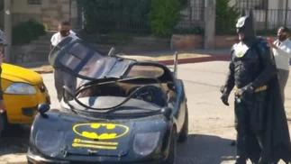 Video: Batman chocó su Batimóvil contra un taxi en Córdoba
