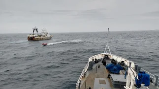 Denuncian que China camufla su flota de pesca ilegal en el mar Argentino