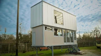 En fotos: tiny house de 2 pisos y techo elevable, ¿cuánto sale?