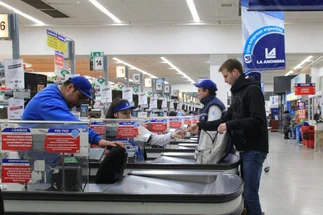 La Anónima hace despidos en el sur tras comprar súper Libertad