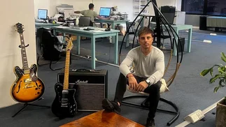 Quién es el guitarrista que ahora es CEO de una empresa