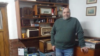 Vive en Mendoza y tiene una increíble colección de radios antiguas