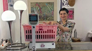 Negocio inédito: dónde se vende ropa por peso, a $42.000 el kilo