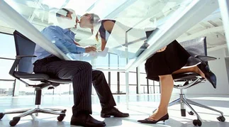 Cupido en la oficina: ¿las empresas pueden evitar los romances entre el personal?