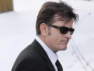 Charlie Sheen pone a la venta dos de sus mansiones en Beverly Hills para afrontar demandas