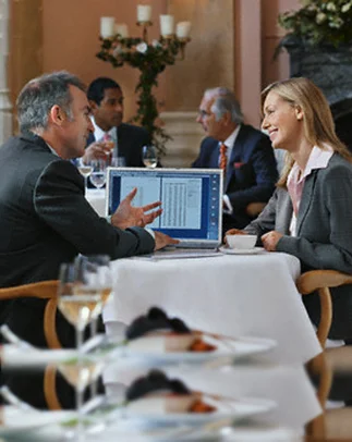 No es sólo cuestión de etiqueta: ¿cómo vestirse y comportarse en una comida de trabajo?
