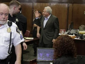 Strauss-Kahn salió de prisión tras pagar la fianza, aunque permanecerá custodiado