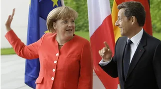 Para Sarkozy y Merkel, 'el futuro griego está en la eurozona'