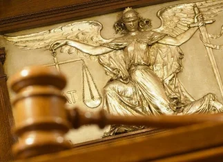 El Gobierno aceptó la renuncia del juez que llamaba 'bruja' a sus compañeras