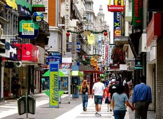Inspectores recorrieron la calle Florida para 'desalentar' la compraventa de dólares