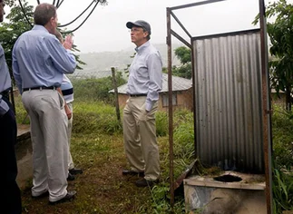 Bill Gates avanza en su proyecto de encontrar 'el inodoro del futuro'