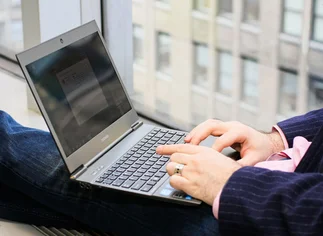 Cómo es la ultrabook con la que Toshiba apunta al mercado empresario