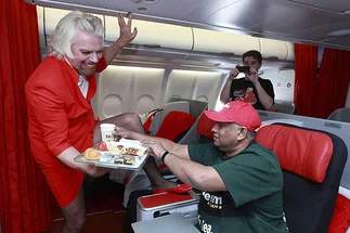 De multimillonario a 'azafata': ¿por qué Richard Branson atendió un vuelo de su competencia?