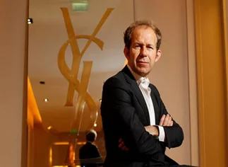 Apple contrata a un ex ejecutivo de Yves Saint Laurent para un 'proyecto especial'