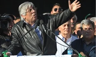 Moyano se sacó foto con el titular de la SRA y aseguró estar 'orgulloso' de visitar la Rural