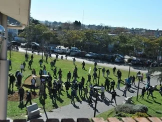 Denuncian que agrupaciones kirchneristas destrozaron la municipalidad de Hurlingham