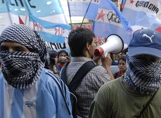 Militantes de Quebracho derribaron vallas en rechazo al acuerdo entre YPF y Chevron