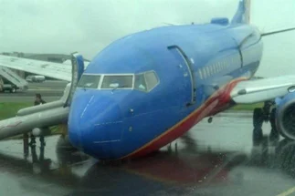 Un avión aterrizó de emergencia en Nueva York sin sus ruedas delanteras