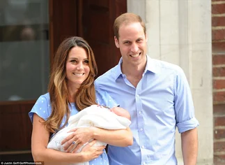 Al salir del hospital, el prí­ncipe William y Kate Middleton presentaron a su hijo en sociedad