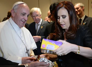 Los zapatitos que el Papa le regaló al nieto de Cristina, con problemas para entrar al paí­s
