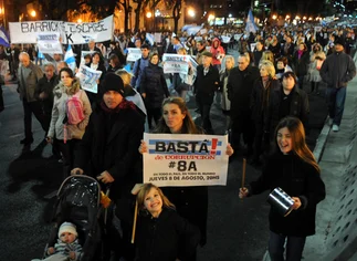 A dí­as de las elecciones y con menor adhesión, las cacerolas se hicieron oí­r en Plaza de Mayo y otros puntos del paí­s