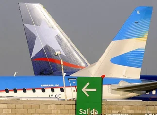 El Gobierno volvió a restringir las divisas a las compañí­as aéreas y afectará la venta de pasajes