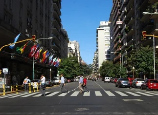 La avenida Alvear cambia su fisonomí­a: ya casi no quedan marcas de lujo importadas