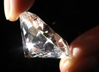 Subastarán un diamante de 118 quilates del tamaño de un huevo