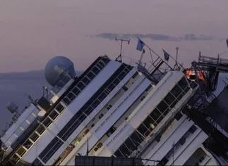 El rescate del Costa Concordia continúa durante toda la noche