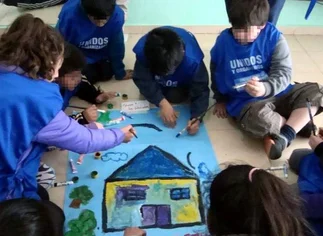 Escándalo en Santa Cruz: les colocan pecheras de agrupación K a chicos de jardí­n