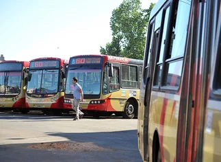Tras 41 dí­as de conflicto, la lí­nea 60 de colectivos vuelve a funcionar