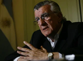 José Luis Gioja mejora, pero seguirá con respirador