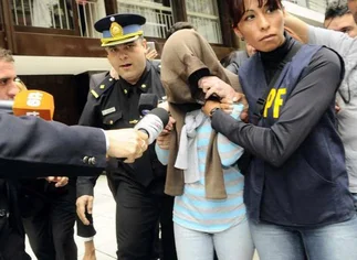 Trasladan a una clí­nica psiquiátrica a la médica que le disparó a un auto