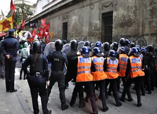 Entre vallas y policí­as, eligieron al nuevo decano de la facultad de Sociales de la UBA