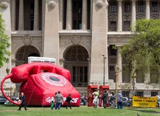 El 'teléfono rojo' de Greenpeace: nueva campaña para pedir la liberación de los activistas