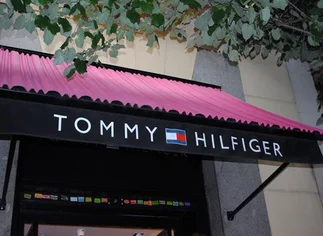 PVH perfila la sucesión al frente de Tommy Hilfiger y nombra nuevo CEO