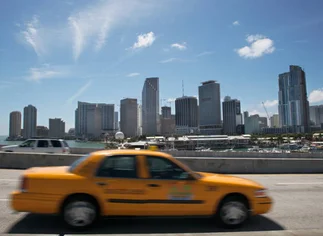 Los taxistas de Miami exigen un 'impuesto al vómito'