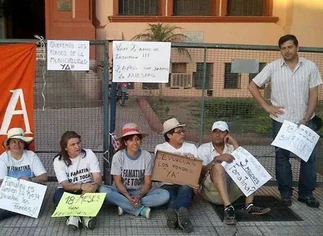 El intendente de Famatina se encadenó a la Casa de Gobierno de La Rioja