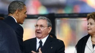 Histórico saludo entre Barack Obama y Raúl Castro durante el funeral de Mandela