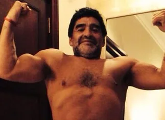 Sorprendió Diego Maradona con un renovado y drástico cambio de look