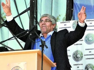 El gremio de Moyano acordó un 'bono navideño' de hasta $5.500 y no habrá paro de Camioneros