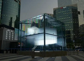 Un enorme cubo hipnótico transforma el barrio del Gangnam Style