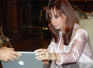 Para evitar contradicciones, la Presidenta monitorea los anuncios de Capitanich