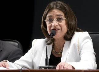 Una gobernadora K es la primera en hacer un fuerte ajuste y pedir 'austeridad'
