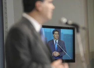 Para Capitanich, hay 'ataques especulativos' para 'quedarse' con el petróleo y el agua