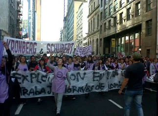 Por despidos masivos, trabajadoras de autopartista marchan al microcentro