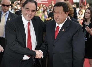 Oliver Stone muestra su 'amor' por Chávez en la televisión venezolana