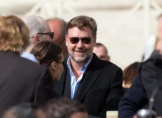 Russell Crowe no se rinde: ahora fue a ver a la audiencia pública del Papa para pedirle que vea su pelí­cula